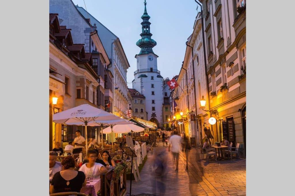 Vip Apartment In Old Town With Free Parking Pressburg Exterior foto