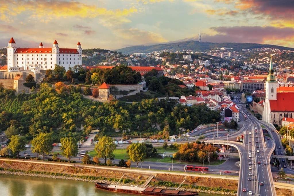 Vip Apartment In Old Town With Free Parking Pressburg Exterior foto